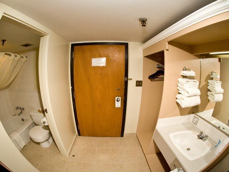Ptarmigan Inn Hay River Екстериор снимка