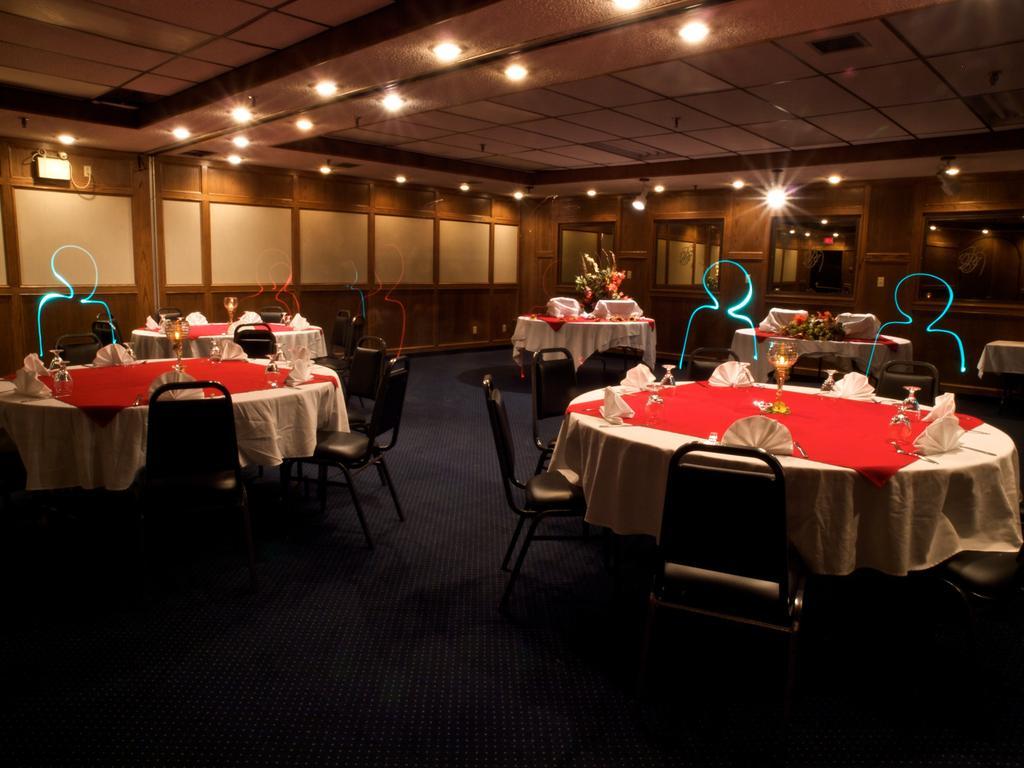 Ptarmigan Inn Hay River Екстериор снимка
